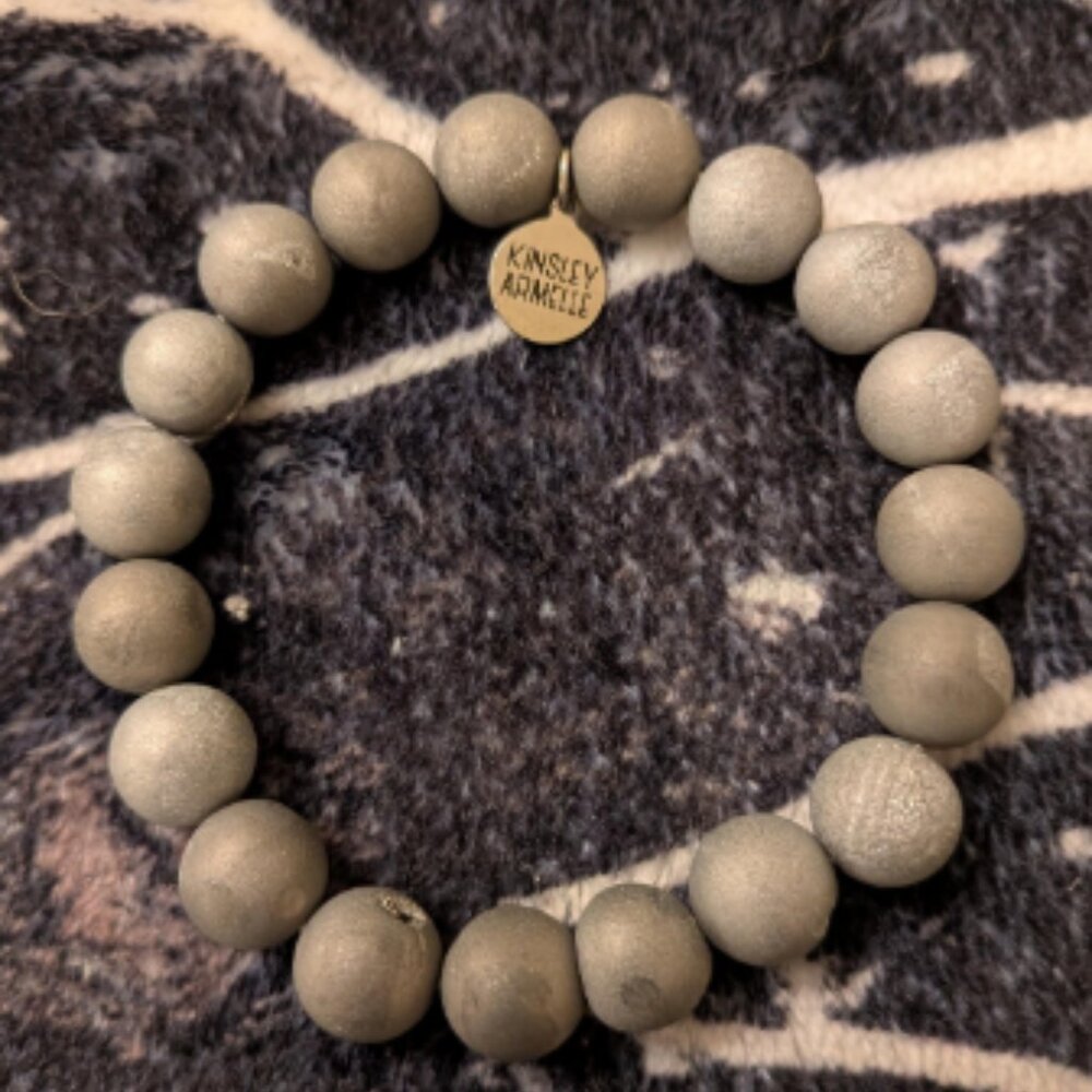 Kinsley Armelle beaded bracelet from their Geode Collection - Grey Druzy Agate